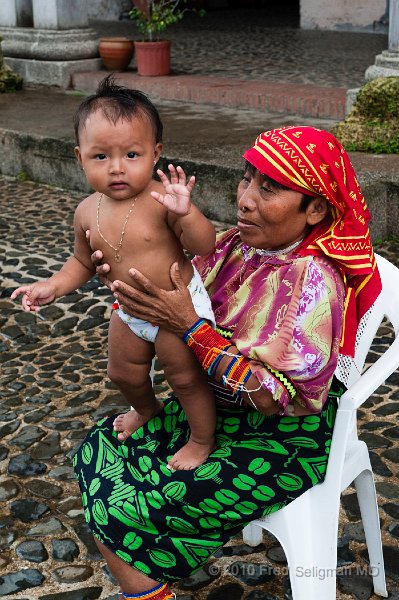 20101204_115026 D3.jpg - Kuna Indian lady and infant